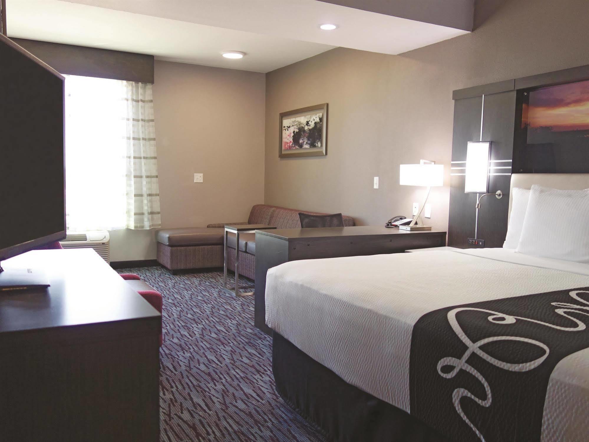 Отель La Quinta By Wyndham Amarillo Airport Экстерьер фото